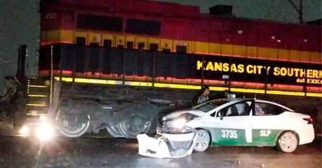 Taxi Colisiona contra tren en San Luis Potosí, taxista sale ileso