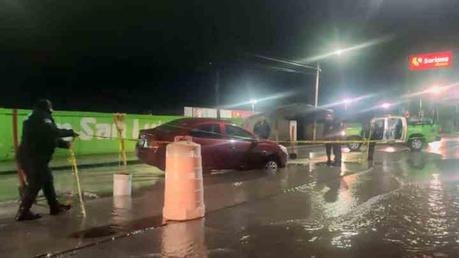 Vehículo Queda Atrapado en Socavón en Avenida San Pedro, Soledad de Graciano Sánchez