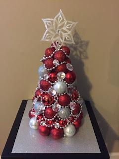 11 Espectaculares adornos navideños con esferas de todo tipo