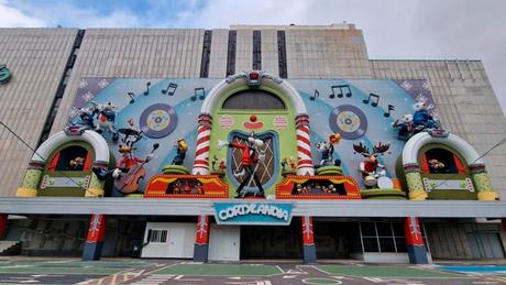 Vuelve el escaparate de la Navidad a Barcelona con CortyLandia