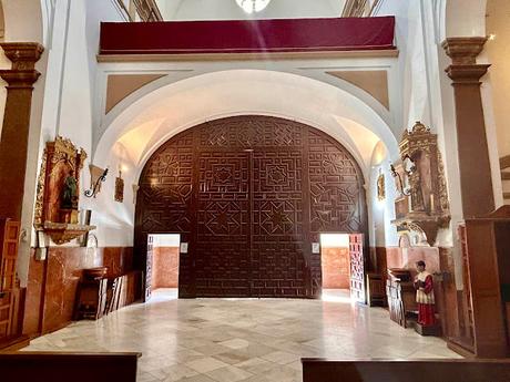 La Iglesia de San Roque (10): la entrada al templo.