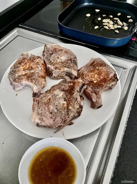 Chuletas de cerdo con mantequilla, ajo y perejil (sous vide)