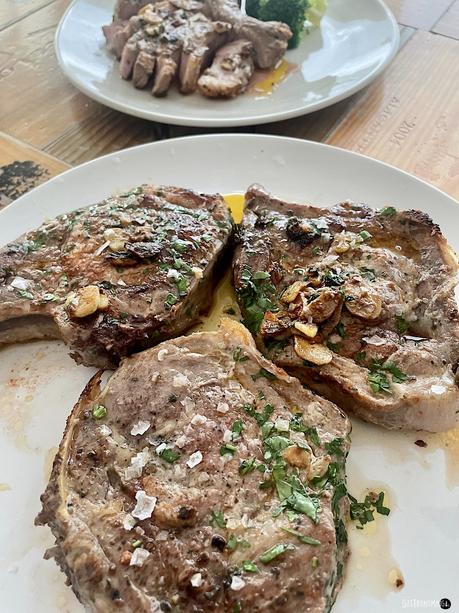 Chuletas de cerdo con mantequilla, ajo y perejil (sous vide) Chuletas de cerdo con mantequilla, ajo y perejil (sous vide)