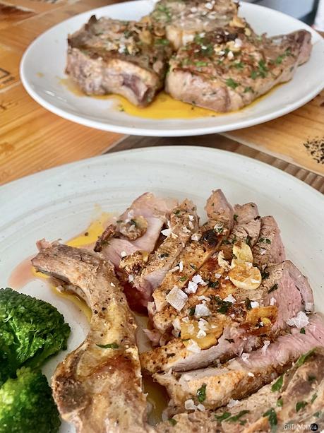 Chuletas de cerdo con mantequilla, ajo y perejil (sous vide) Chuletas de cerdo con mantequilla, ajo y perejil (sous vide)