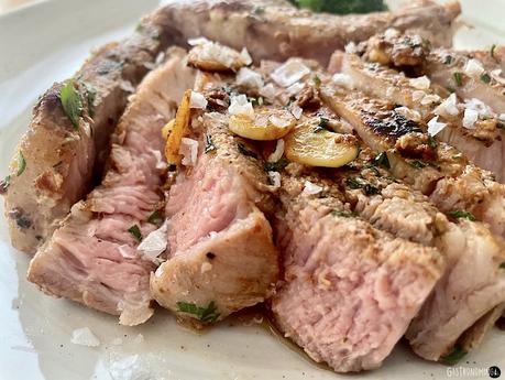 Chuletas de cerdo con mantequilla, ajo y perejil (sous vide) Chuletas de cerdo con mantequilla, ajo y perejil (sous vide)