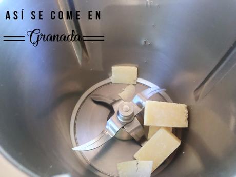 Huevos rellenos de pollo