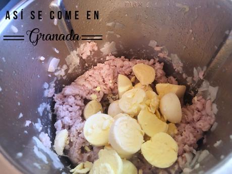 Huevos rellenos de pollo