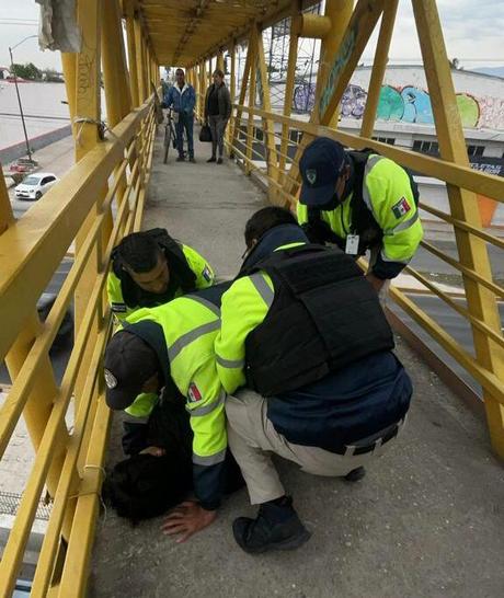 Policía Municipal Salva a Joven de Intento de Suicidio en Puente Peatonal