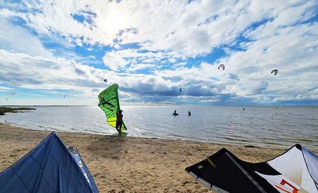 Un kitesurf de lanzamiento en el área de uso diurno de Salvo.