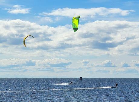 Kitesurfistas en Pamlico Sound en Outer Banks
