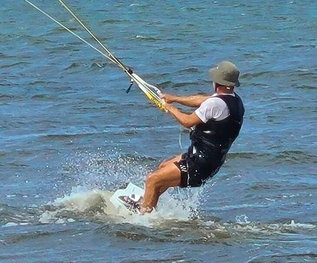 Autor Michael Law haciendo kitesurf en los Outer Banks