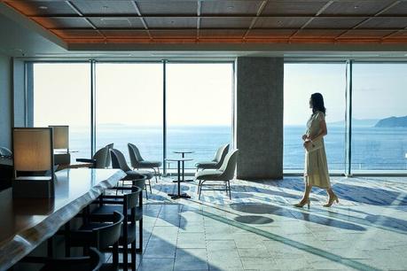 Disfruta de la experiencia más lujosa de convertirte en uno con el mar y el cielo en el baño al aire libre Recepción en el octavo piso de “Atami/Izuyama Karaku”