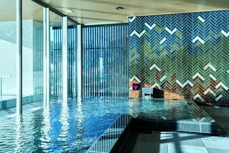 Disfruta de la experiencia más lujosa de convertirte en uno con el mar y el cielo en el baño al aire libre Baño interior en el gran baño público con vistas.