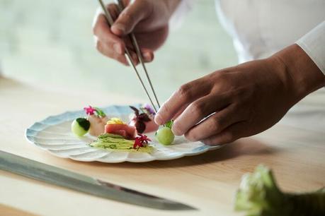 Disfruta de la experiencia más lujosa de convertirte en uno con el mar y el cielo en el baño al aire libre Una imagen de la comida en el comedor