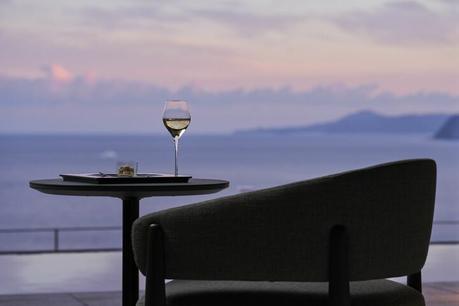 Disfruta de la experiencia más lujosa de convertirte en uno con el mar y el cielo en el baño al aire libre Vista del atardecer desde el salón