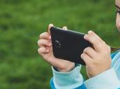 ¿Debe permitirse niños llevar móvil colegio?