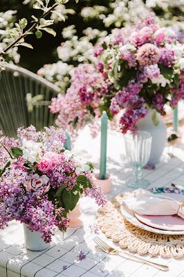 Centros de mesa con flores para una boda de exterior