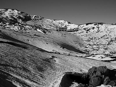 jultayu, invernal en blanco y negro