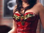 Erica Durance como Wonder Woman 'Harry's Law'