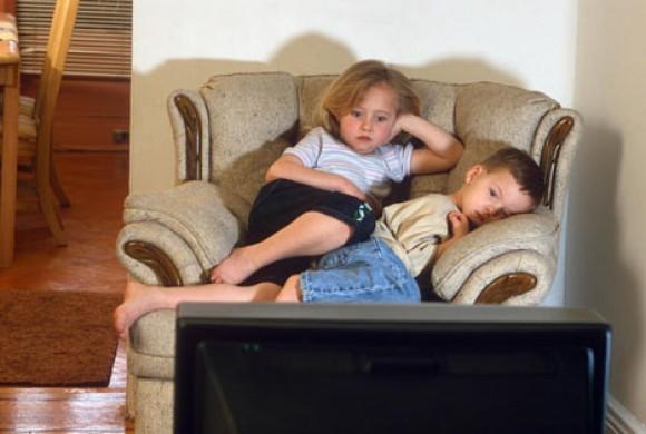 La televisión y poco sueño contribuyen a la obesidad en los niños