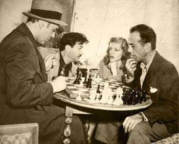 Charles Boyer jugando al ajedrez contra Bogart en 1945 (en el centro Herman Steiner y Lauren Bacall)