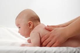 Cómo hacer masajes a los bebés en abdomen, extremidades y tórax