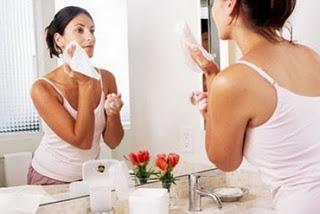 ¿Se te acabó la leche limpiadora y no sabes cómo desmaquillar tu rostro?