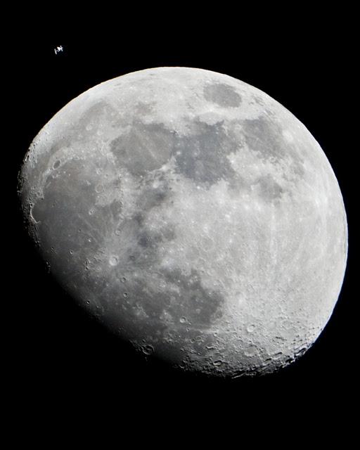 La Luna y la Estación Espacial.-