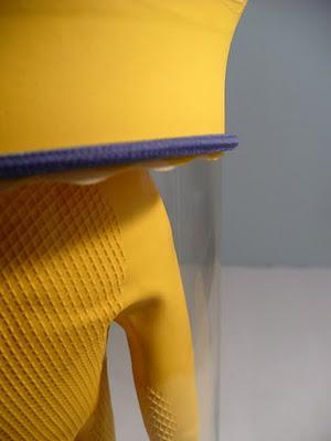 Florero decorado con unos guantes