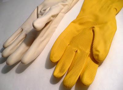 Florero decorado con unos guantes