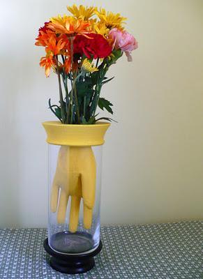Florero decorado con unos guantes
