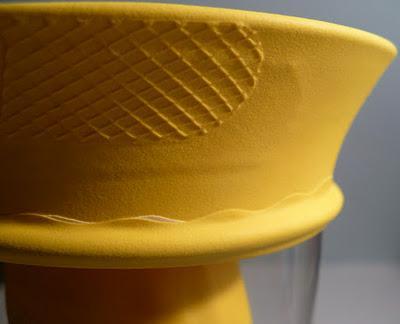 Florero decorado con unos guantes