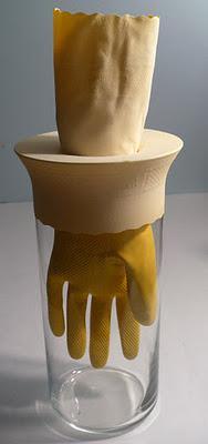 Florero decorado con unos guantes