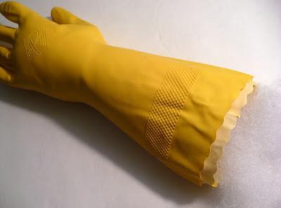 Florero decorado con unos guantes