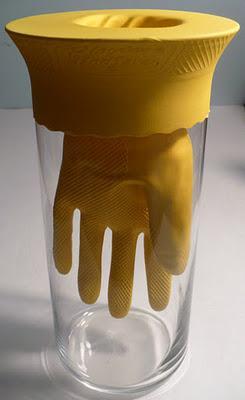 Florero decorado con unos guantes