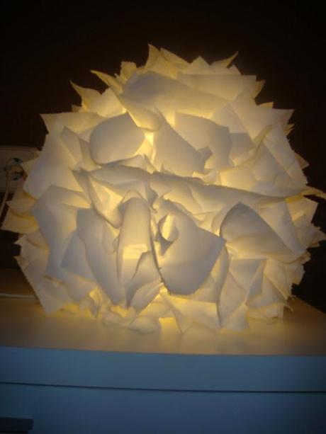 DIY: La lámpara de papel higiénico de Mónica DIY: La lámpara de papel higiénico de Mónica