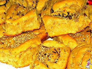 Focaccia enrollada al curry con ciboulette y reggianito