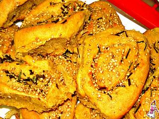 Focaccia enrollada al curry con ciboulette y reggianito