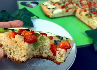 Coca de verduras y queso azul