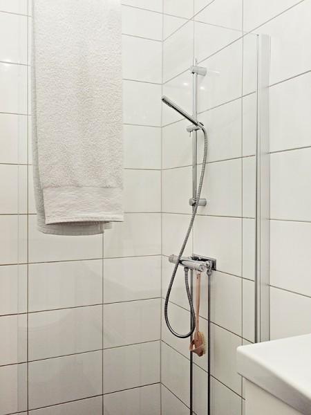 Un rectángulo de estilo nórdico de 66m² suelo de madera oscura pisos pequeños estilo nórdico muebles de ikea muebles blancos espacios diáfanos diseño de interiores decoración pisos pequeños decoración estilo nórdico decoración en blanco decoración de interiores casa rectangular