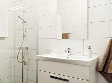 Un rectángulo de estilo nórdico de 66m² suelo de madera oscura pisos pequeños estilo nórdico muebles de ikea muebles blancos espacios diáfanos diseño de interiores decoración pisos pequeños decoración estilo nórdico decoración en blanco decoración de interiores casa rectangular