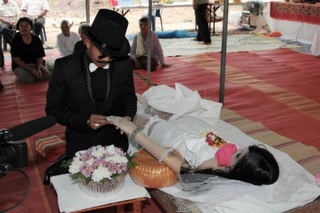 Un tailandés se casa con su novia muerta.