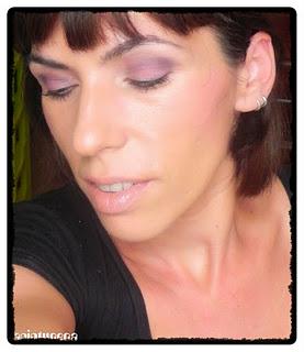 Enero suave: ojos coral y labios nude