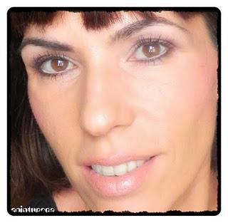 Enero suave: ojos coral y labios nude