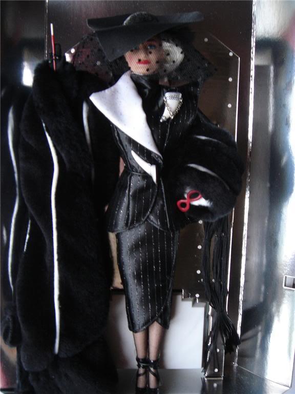 Barbie Cruella de Ville, 101 dalmatas, con la cara de Glenn Close