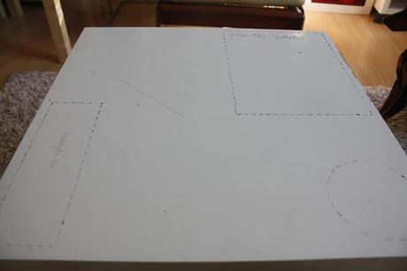 Ikea hack: La mesa mesa lack con chinchetas y papel de Fer