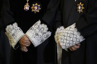 [ARCHIVO DEL BLOG] El frufrú de las togas. [Publicada el 26/02/2011]