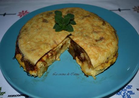 Tortilla de patatas y cebolla con cebolla caramelizada