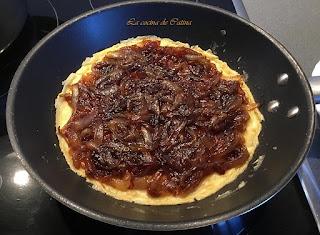 Tortilla de patatas y cebolla con cebolla caramelizada