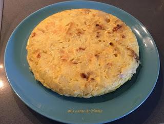 Tortilla de patatas y cebolla con cebolla caramelizada